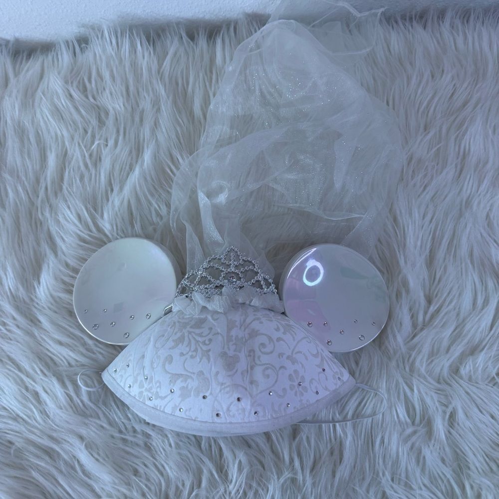 Disneyland White Bridal Mouse Ears with Veil